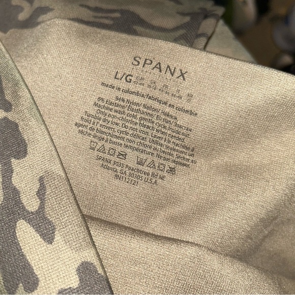 New Spanx Look at Me Now Seamless Cropped Leggings size Large green sage Camo - Picture 3 of 3